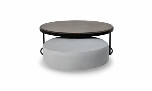 Juego de Mesa Centro Luna Mad 90 y Puff Luna 70 de la marca Aristas vista frontal. El conjunto presenta un diseño moderno y elegante, con formas redondeadas y acabados suaves en madera color Ceniza y tela color Derza Plata.