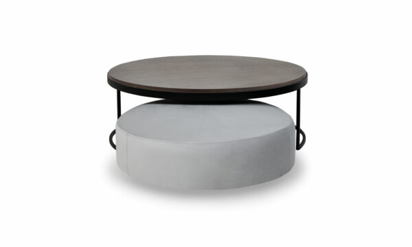 Juego de Mesa Centro Luna Mad 90 y Puff Luna 70 de la marca Aristas vista frontal. El conjunto presenta un diseño moderno y elegante, con formas redondeadas y acabados suaves en madera color Ceniza y tela color Derza Plata.