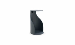 Vista diagonal de la Mesa Auxiliar Dallas de la marca Aristas. Un diseño contemporáneo de líneas curvas, con una estructura estilizada y una superficie redonda en metal de color negro.