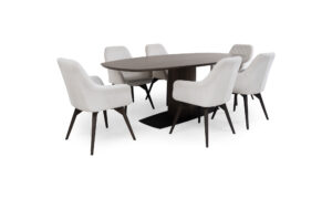 Vista diagonal de la Mesa de Comedor Niza con 6 sillas Odense de la marca Aristas. La mesa presenta un diseño elegante en madera color Ceniza. las sillas Odense, tienen líneas elegantes y un tapizado suave.