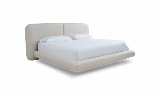 Vista diagonal de la Cama Milán de la marca Aristas. Un diseño elegante y sofisticado de líneas curvas, con un cabecero amplio y acabado en tela suave.