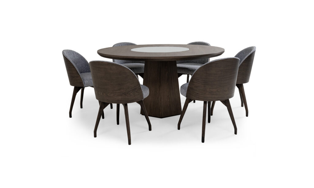 Vista frontal de la Mesa de Comedor Milano giratoria con 6 sillas Eros de la marca Aristas. La mesa presenta un diseño elegante, con una base robusta y un plato giratorio en el color Gris Niebla. Las sillas Eros, tienen un respaldo curvo y patas estilizadas en madera color Ceniza.