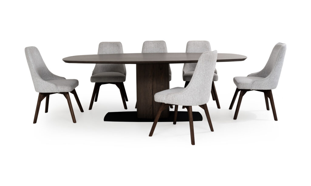 Vista frontal de la Mesa de Comedor Niza con 8 sillas Vela de la marca Aristas. La mesa presenta una superficie amplia y una base robusta en madera. Las sillas Vela, complementan el conjunto con su respaldo alto y líneas curvas.