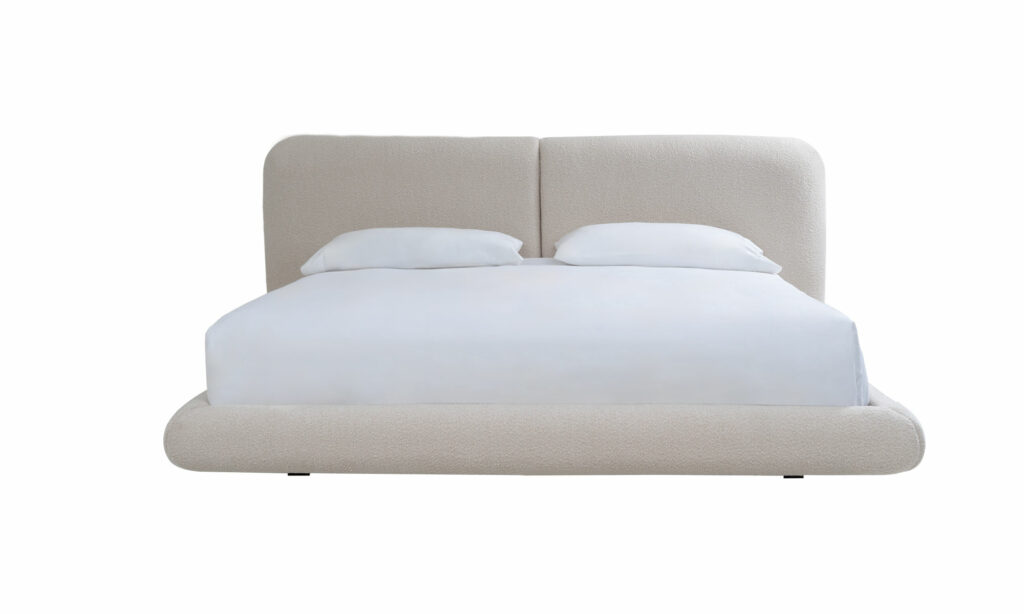Vista frontal de la Cama Milán de la marca Aristas. Un diseño elegante y minimalista con un cabecero amplio y alto, tapizado en tela suave de color neutro.