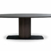 Vista frontal de la Mesa Comedor Niza 8 Puestos de la marca Aristas. Un diseño elegante y moderno, que presenta una superficie amplia y ovalada en madera, sostenida por una base robusta.