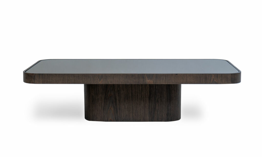 Vista frontal de la Mesa de Centro Roma rectangular de la marca Aristas. Un diseño moderno y minimalista que destaca por su estructura robusta en madera y su superficie en espejo.