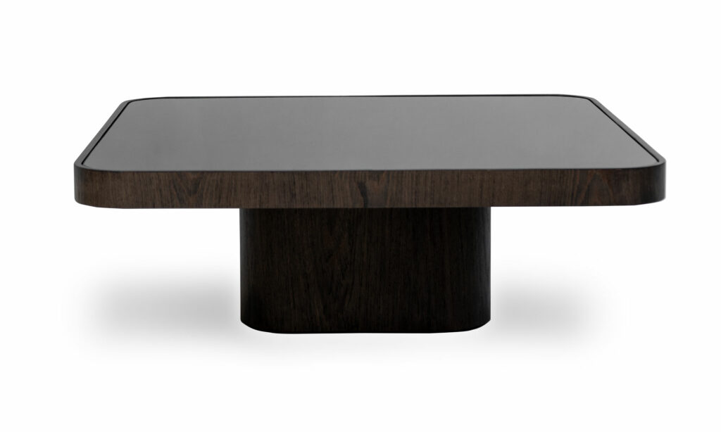 Vista frontal de la Mesa de Centro Roma Cuadrada de la marca Aristas. Un diseño moderno y elegante de líneas curvas que presenta una superficie en espejo, sostenida por una base robusta.