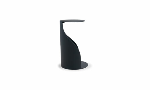 Vista lateral de la Mesa Auxiliar Dallas de la marca Aristas. Un diseño contemporáneo y moderno, con una superficie circular y una estructura estilizada en metal de color negro.
