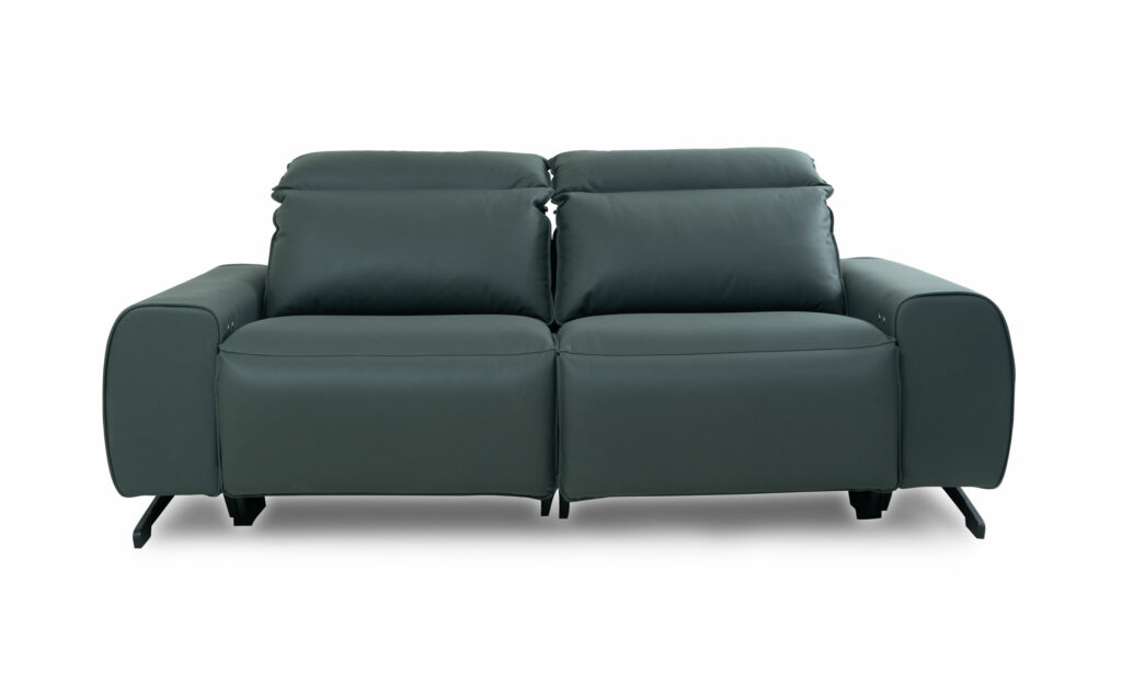 Vista frontal del Sofá Reclinable Viena de la marca Aristas. Un diseño contemporáneo y elegante, que presenta cojines acolchados, un mecanismo reclinable y reposapies ajustables.