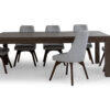 Vista frontal de la Mesa de Comedor New Parson con 8 sillas Vela de la marca Aristas. La mesa presenta un diseño elegante en madera color Chocolate y, las sillas Vela, tienen un respaldo alto, asiento acolchado y un tapizado en tela suave.