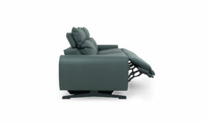 Vista lateral del Sofá Reclinable Viena de la marca Aristas. Un diseño elegante, con cojines acolchados y un mecanismo reclinable.