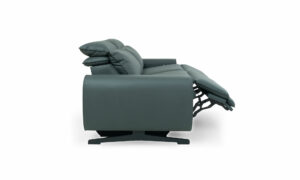 Vista lateral del Sofá Reclinable Viena de la marca Aristas. Un diseño contemporáneo y elegante, que presenta un mecanismo reclinable, reposabrazos acolchados y un acabado en tela suave.