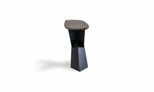 Vista lateral de la Consola Amsterdam de la marca Aristas. Un diseño moderno y minimalista con una superficie amplia en madera, sostenida por una estructura contemporánea de líneas limpias.