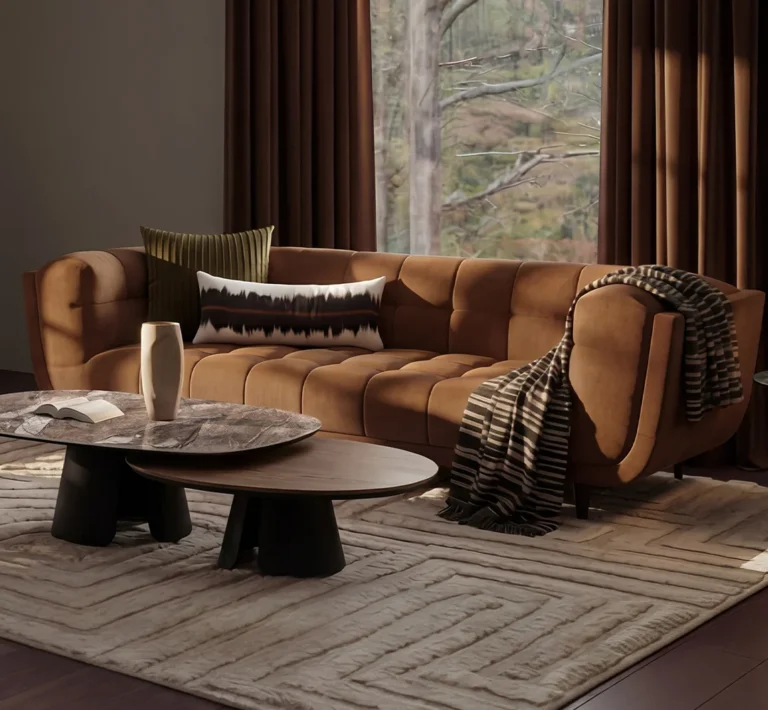 Sala con sof&aacute; modular Aristas en tela color terracota, mesa de centro en madera y tapete tejido junto a un ventanal