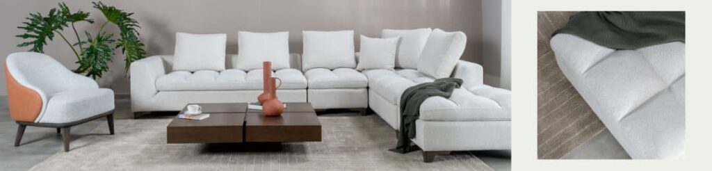 Sala con sofá modular blanco capitonado en L, poltrona en bouclé y cuero terracota y mesa de centro de madera, junto a un detalle del capitonado con una manta verde