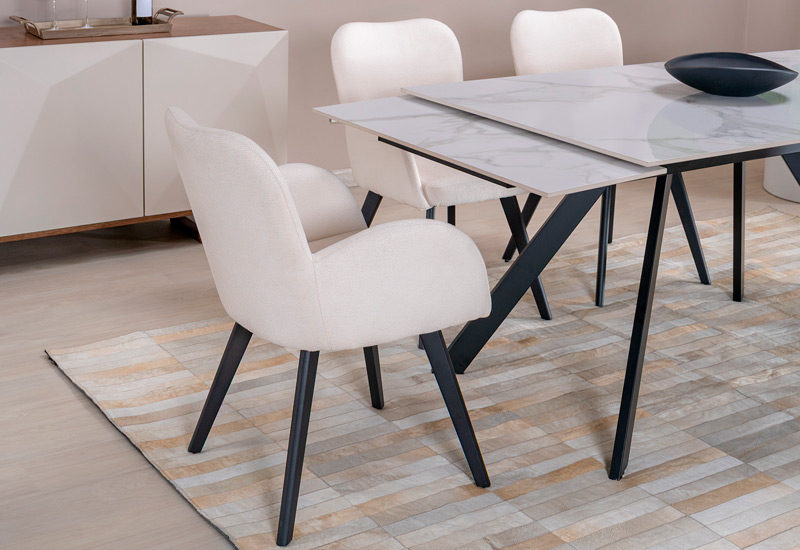 Detalle de herraje y ebanistería en mueble Aristas
