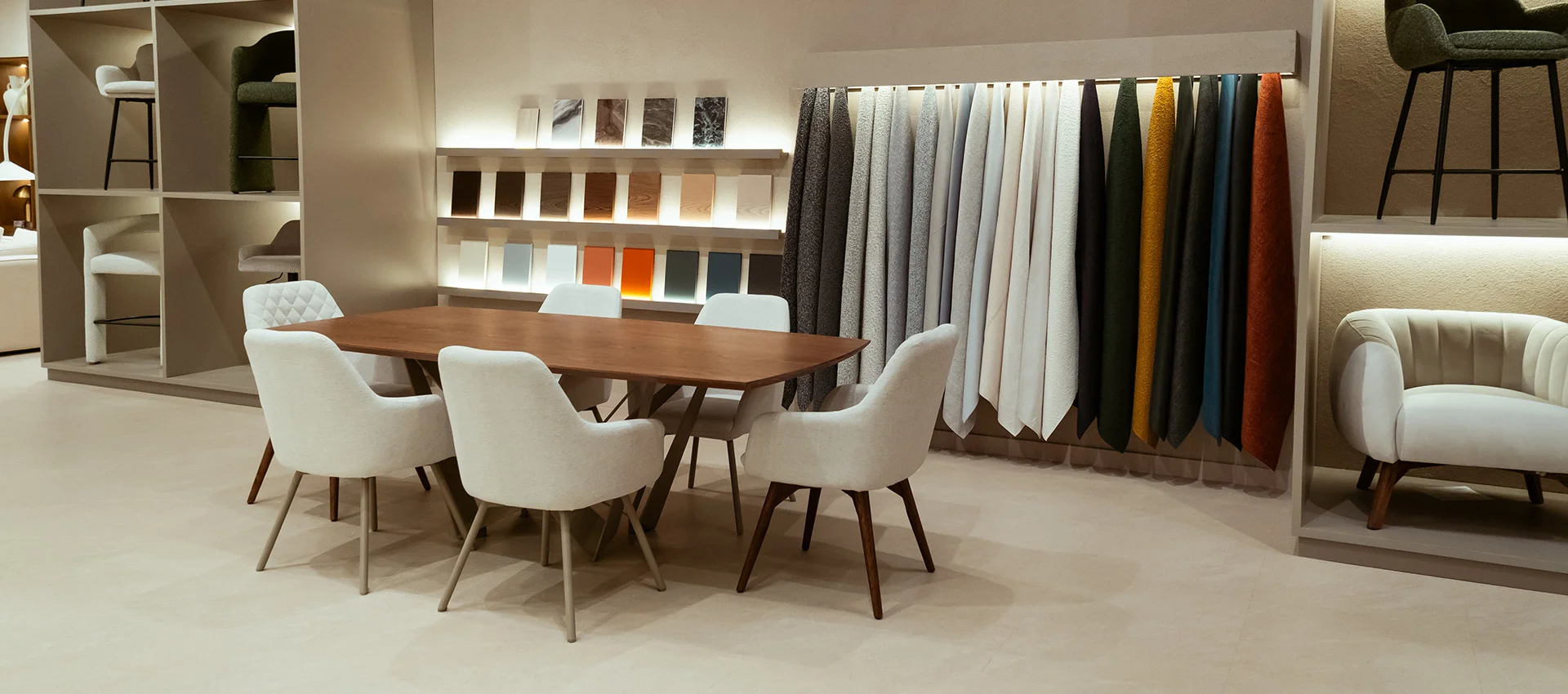 Personalización de mobiliario - showroom con telas y maderas