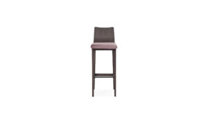 Silla Bar Triangolo de la marca Aristas, vista en perspectiva frontal. Un diseño elegante, que presenta un respaldo bajo en madera color Ceniza y un asiento tapizado en tela suave.