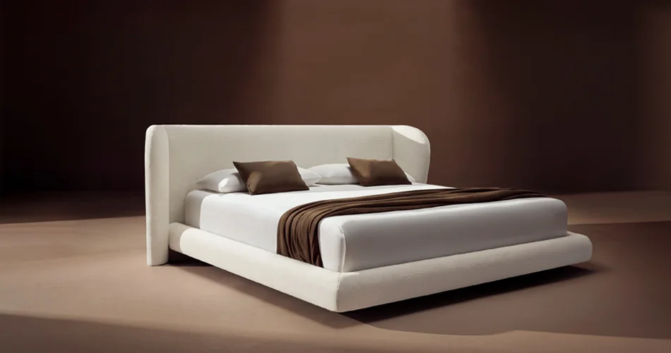Cama tapizada en tono crudo con cabecero alto