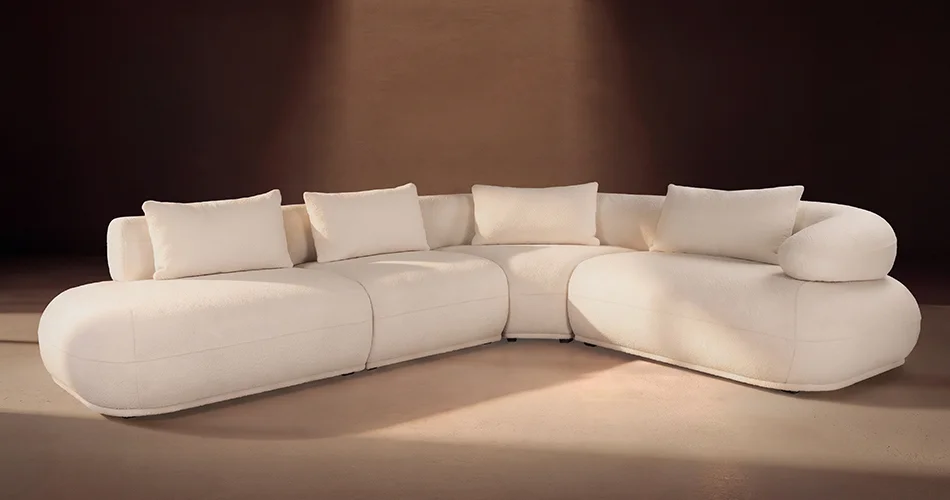 Sofá modular curvo en tono crudo