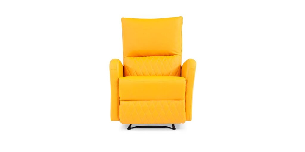 Sillón reclinable amarillo de cuero con costuras en rombos, sobre fondo blanco