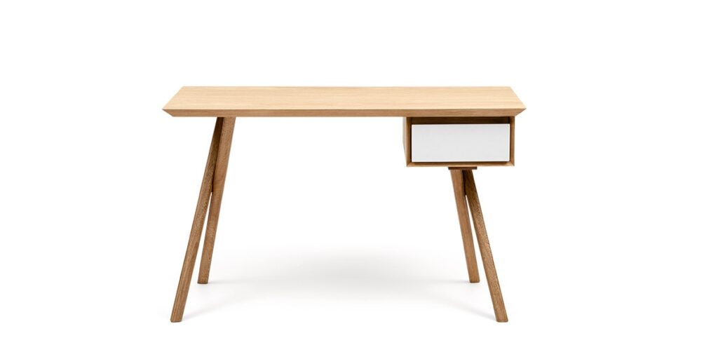 Escritorio de madera clara con un cajón blanco, sobre fondo blanco