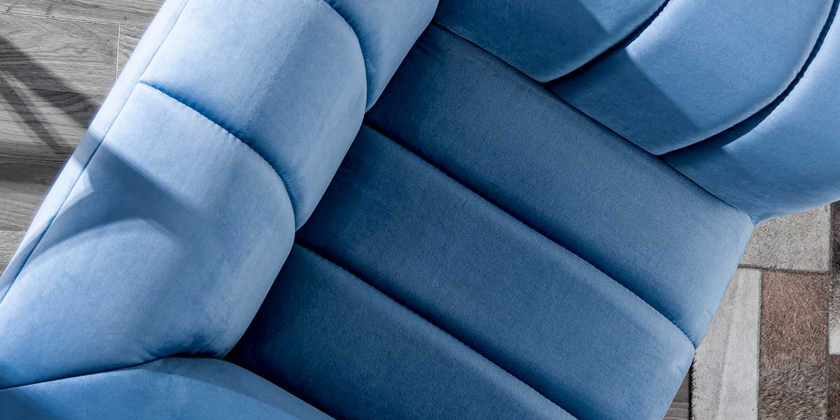 Detalle de la tapicería de terciopelo azul claro con canales verticales